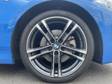 BMWならではの卓越した走りを支えるホイールと足回りです!日本車の走りに慣れている方にもぜひ体感して頂きたいほど、高いレベルでまとまっています!純正18インチアルミホイール。
