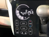 【オートエアコン】一度お好みの温度に設定すれば、車内の温度を検知し風量や温度を自動で調整。暑い&hellip;寒い&hellip;と何度もスイッチ操作をする必要はありません。快適な車内空間には必須の機能ですね♪