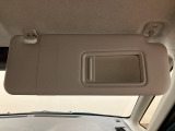 サンバイザー裏には身だしなみチェックが出来るバニティミラー付き