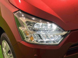 標準はマルチリフレクターハロゲンヘッドランプですがディーラーオプションのLEDヘッドランプバルブに交換できます。スタッフまでお問合せ下さい。
