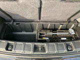 キーフォグボタンを押すだけでゲートが開き、カーゴスペースに荷物を収納できるパワーリフトゲート。広々とした荷室空間。