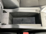 アームレストの中にも収納スペース!運転席周りをすっきり保てます!