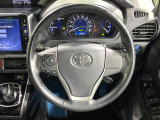 インテリアに合わせたデザインのステアリングは、運転される方のことも考え、運転しやすい形状、大きさです。是非一度、実際に触ってお確かめください。