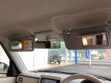 運転席と助手席のサンバイザーに照明付きのバニティーミラーがあります。身だしなみのチェックなどにお使いいただけます。