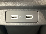 リアダクトの下には充電可能なUSB端子が2個ついています。移動中に充電もできるので便利です。
