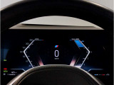 【メーターパネル】最も重要なスピード・メーターとタコ・メーターとを共に同じ位置に最大限の大きさで配置。ドライビング中のドライバーの視線を可能な限り逸らす事無く安心安全なドライビングをしてもらう拘りです