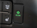 【ECON】エンジンやエアコンといった、クルマ全体の動きを燃費優先で自動制御するECONモード。空調など快適性を優先したいときは、スイッチを押してOFFにできます。