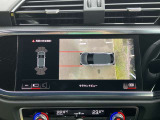 サラウンドビューカメラ装備 車両の4つのカメラから得た映像を合成し、上空から眺めているような映像をモニターに映し出します。車両周辺の歩行者や障害物などの発見に役立ちます。