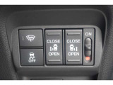 運転席からでもスライドドアの操作ができるので便利です!手動に切り替えることも可能です。横滑り防止機能も付いています♪