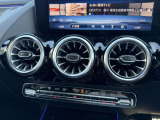 メルセデス・ベンツの定める厳しい基準をクリアしたお車のみをご案内させて頂きます。納車前整備はメーカー規定に基づき最大100項目にも及ぶ点検を熟練のメカニックによって行いご納車させて頂きます。