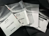 メンテナンスノート、取扱説明書ですね。 車の情報が凝縮されています。 車の整備記録が記載されている大事な物ですよ。