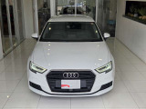 先代からデザインが変らないシングルフレームグリルです。全車同じデザインで統一感があり、Audiのアイコンの一つです。