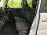 運転席からの乗り降りを考慮した左側のドア。スムーズな乗降を実現し、快適なドライブをサポートします。使いやすさを追求した設計です。