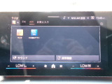ドライバー正面に向かって緩やかにカーブした大型ディスプレイ。メーターとセンターモニターを一体化し、高精細な映像と直感的な操作性で、最新のデジタル体験を提供する先進的な装備です。