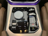 ドライバーを中心に考えた運転席の設定になっております。ナビゲーション/エアコンの操作も簡単に操作が可能です。是非、ご試乗で体感していただくことをおススメいたします。