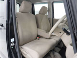 運転席と助手席は足元が繋がっているので自由に行き来しやすいので駐車場が狭いときでも助手席側からスムーズに乗り降りできて便利!