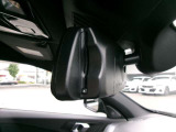 日本仕様のBMWではルームミラー内蔵型のETC車載器を採用しているので、後からつける必要がありません。