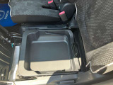 助手席シート下にはバッケットタイプの小物入れがあります。シューズや洗車道具など収納できます。