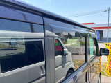 雨の日でも換気が可能なドアバイザー装備!