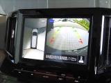 360度モニター搭載車ですので、低速時での不安を解消してくれます。この写真は右側はバックカメラですが、前進時にはフロントカメラにもなりますので歩行者や縁石なども確認することが可能です。