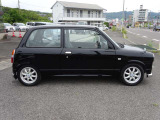 L700系ミラ5MT車の低走行で非常に状態良好な3ドア車両をベースに、自社にてミラジーノの内外装をスワップした車両になります!!スワップ後トヨタの202ブラックに全塗装しましたのでツヤツヤで綺麗な状態です!!