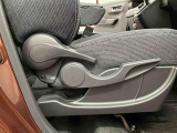 【運転席シートリフター】 体格に合わせたドライビングポジションに調整できます。