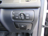 テールゲートには、車内からもスイッチ一つで開閉可能な電動開閉機能を装備。