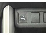 USB端子に接続したUSBメモリー内の音楽や動画ファイルを再生することができます。