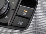 【オートホールド】停車中にブレーキペダルから足を放しても、ブレーキを自動的に制御して、車両の停車状態を保持する機能です。信号待ちなどの停車時に運転者の負担を軽減します。