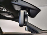 【ETC機能付防眩ミラー】BMWのルームミラーは、ETCと一体型でございます。ミラーは防眩機能付きですので、後方車両のヘッドライトの明かりをカット致します。
