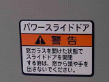 最も気になる室内は、特にこだわってクリーニングしております。マットやシートだけではなく、エアコンの吹き出し口やドアノブの隙間など、様々なブラシや道具を使い分けて、隅々までクリーニングしております。