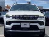 7つのグリルの「セブンスロットグリル」はJEEP車である象徴です。