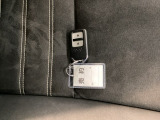 スマートキー装備! 鍵を携帯するだけで、ドアの開閉やエンジンの始動・停止が可能です。