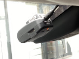 フロント側ドライブレコーダー。運転中の映像・音声などを記録して、交通事故やトラブルが起きた時の正確な状況把握に役立つドライブレコーダーが装着されています。