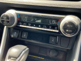 左右独立温度コントロールフルオートエアコンです。運転席、助手席それぞれで独立して温度設定ができます。冷え性の方が乗っても安心ですね♪