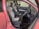 前席はベンチシート!運転席助手席間の移動ができます!チャーム専用シートがオシャレですね♪
