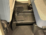 中敷きを立ち上げれば、倒れやすい荷物も安定して積める置きラクボックスが標準装備