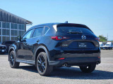 CX-5のリヤビューは、洗練された都会的なデザインとSUVらしい力強さが融合しています。特にシグネチャーのLEDランプが印象的で、塊感のあるボディと相まって、後ろ姿からも高い質感と躍動感を感じさせます。