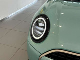 モデルが変わっても一目でMINIと分かるアイコンはそのままに、その時代に合わせた最新の技術、安全装備を搭載させております。