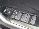 《パワーウインドウスイッチ》車の基本装備のひとつのパワーウインドウです。オート機能もあって、押し方の強弱で調整も出来ます。