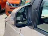 後側方車両検知警報付きです。車線変更時に自車の後側方から隣接車線の車をレーダ-等で検知してドアミラー内の表示灯が点灯しドライバーに注意喚起する安全支援装置です。