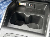 [ドリンクホルダー]お気に入りのドリンクを片手に、快適なドライブを♪500mlペットボトルも置けます!