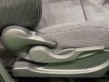 運転者の体格に合わせて運転席の座面の高さ調整ができるシートリフターが付いてます