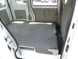 シートを倒して荷室を広げれば、より多くの荷物を積むことができます!仕事にもプライベートでも活躍するお車です♪