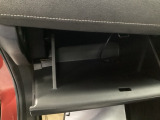助手席の前にあるグローブボックスです。小物の収納に便利です。
