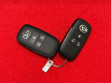 電子カードキーを携帯していれば、リクエストスイッチを押すだけでドアの施錠と解除が行えます。しかも盗難防止に役立つイモビライザー機能付きです。