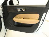 運転席ドアの全景です。キャビンを彩るすべてのものに、機能を形にした美しさが備わっています。