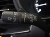 【オートワイパー機能】レバーをAUTOの位置にしているとき、レインセンサーが雨を感知すると、雨量に応じて、ワイパーが自動で作動します。
