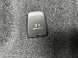 トランクには12Vソケットを装備。アウトドアシーンでの利便性も考慮してます。