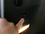 オートテールゲートのスイッチはトランク入り口の左が泡に位置しています。これもジープならではの配置。勾配や段差のあるところではゲートの先端に届かない場合がある為ココにあるのです。